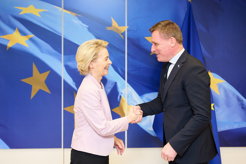 Besuch von Oliver Röpke bei der Europäischen Kommission Oliver Röpke und Ursula von der Leyen begrüßen sich