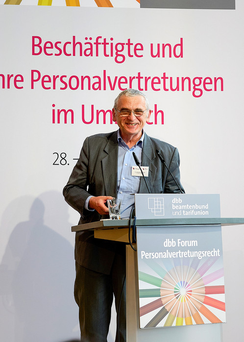 Dr. Andreas Gronimus spricht auf dem 15. Forum Personalvertretungsrecht Ein Mann spricht hinter einem Rednerpult