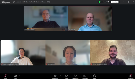 Screenshot eines Videocalls mit fünf Menschen.