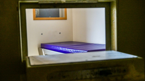 Blick durch die Klappe in der Tür: Die Pflegekräfte nutzen sie, um mit Patieten zu sprechen oder Essen hineinzureichen. GeNi, Maßregelvollzug, Moringen, Niedersachsen