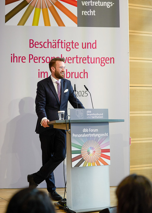 Stefan A. Kascherus spricht auf dem 15. Forum Personalvertretungsrecht Ein Mann hält einen Vortrag an einem Rednerpult