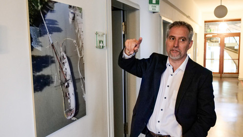 Schmaler Flur, breites Aufgabengebiet: Ulf Kaspera erläutert die Organisationsstruktur der BSU. BSU, Bundesstelle Seeunfalluntersuchung, Hamburg, Harald Erdbeer, Ulf Kaspera