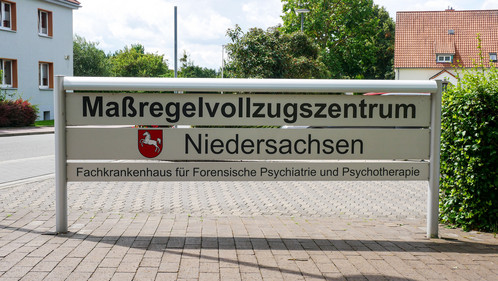 Aus der Klinik im niedersächsischen Moringen sind nach 15 Jahren etwa 90 Prozent aller Patienten wieder entlassen. Doch bis dahin ist es oft ein weiter, steiniger Weg. GeNi, Maßregelvollzug, Moringen, Niedersachsen