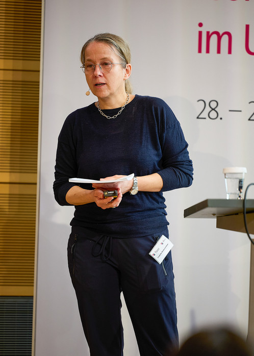 Friederike Becker-Lerchner spricht auf dem 15. Forum Personalvertretungsrecht Eine Frau hält einen Vortrag auf einer Bühne