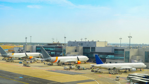 Strategien gegen den Sanierungsstau - Luft Airplanes at runway by the airport terminal, Frankfurt am Main, Germany