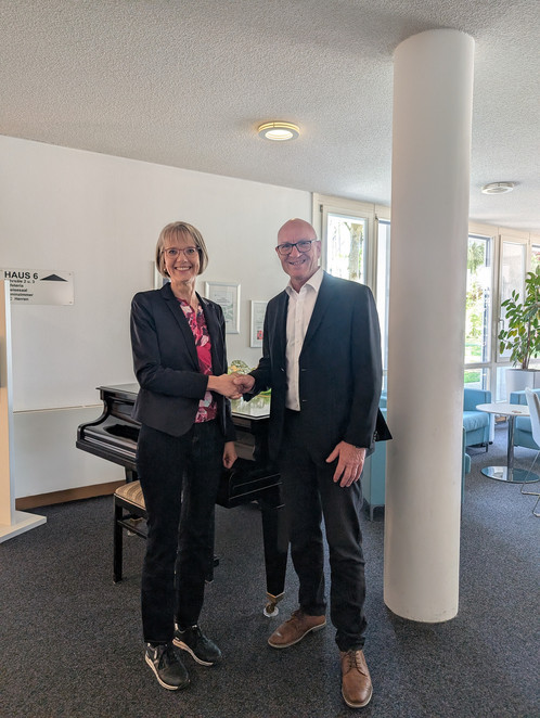 TV BA, 28./29.04.2025 Eine Frau und ein Mann schütteln sich in einem Büro die Hand