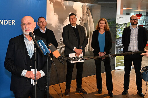 Ein Mann wird von einem Fernsehteam interviewt. 