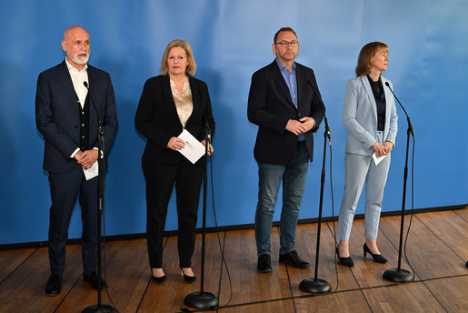 Pressekonferenz zum Tarifabschluss für den öffentlichen Dienst von Bund und Kommunen Pressekonferenz zum Tarifabschluss für den öffentlichen Dienst von Bund und Kommunen