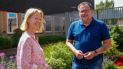 Im Gespräch über Arbeitsbedingungen: Pflegerin Annette Doehring und Gewerkschafter Jens Schnepel. GeNi, Maßregelvollzug, Moringen, Niedersachsen