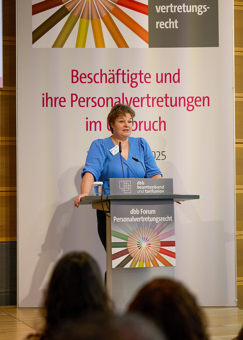 Workshop von Livia Kosch auf dem 15. Forum Personalvertretungsrecht Eine Frau hält einen Vortrag an einem Rednerpult