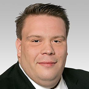 Christian Beisch  Ein Portrait von einem Mann der in die Kamera lächelt