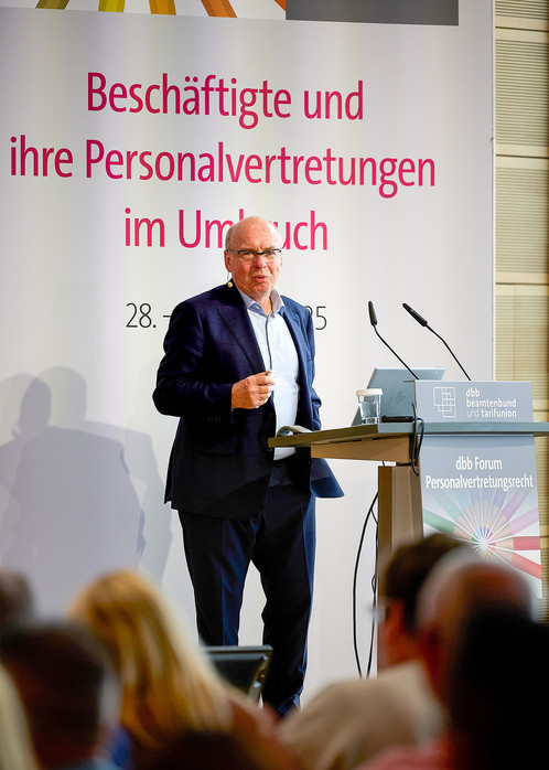 Prof. Dr. Peter Wedde spricht auf dem 15. Forum Personalvertretungsrecht Ein Mann steht hinter einem Rednerpult und spricht zum Publikum