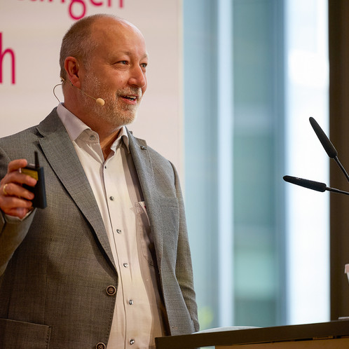 Prof. Dr. Thomas Rigotti spricht auf dem 15. Forum Personalvertretungsrecht Ein Mann hält einen Vortrag an einem Rednerpult