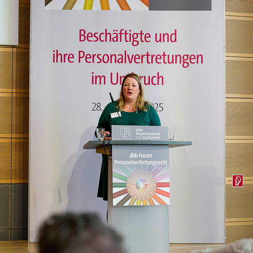 Drei parallel ablaufende Workshops beschäftigten sich mit aktuellen Probleme aus der Personalratspraxis Eine Frau steht hinter einem Rednerpult