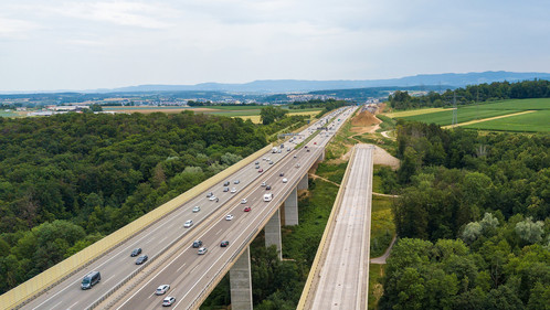 Strategien gegen den Sanierungsstau - Straße Aerial view of a German Autobahn with construction works for a new railway bridge besides. Drone photo taken at Denkendorf near Stuttgart - on a weekend, hence not much truck traffic.