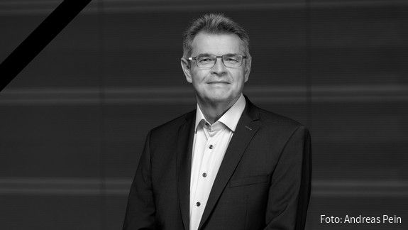 Der dbb trauert um Waldemar Dombrowski Portrait von Waldemar Dombrowski mit Trauerflor