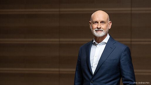 Auf dem Bild ist Volker Geyer, dbb Bundesvorsitzender zu sehen. 