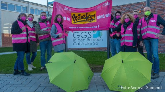 Aktionstag VBE Heinsberg Es ist eine Gruppe von Menschen mit dbb und VBE Bannern zu sehen.