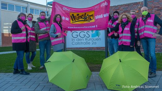 Es ist eine Gruppe von Menschen mit dbb und VBE Bannern zu sehen.