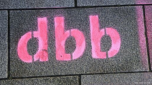 Das Foto zeigt den Schriftzug "dbb".