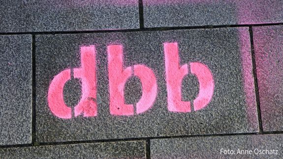 Das Foto zeigt den Schriftzug "dbb".