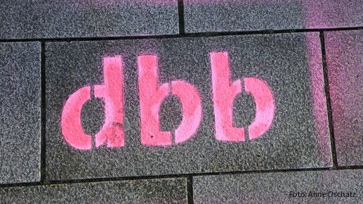 Das Foto zeigt den Schriftzug "dbb".
