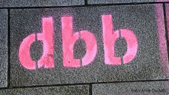 dbb-Schriftzug - dbb beamtenbund und tarifunion Das Foto zeigt den Schriftzug "dbb".