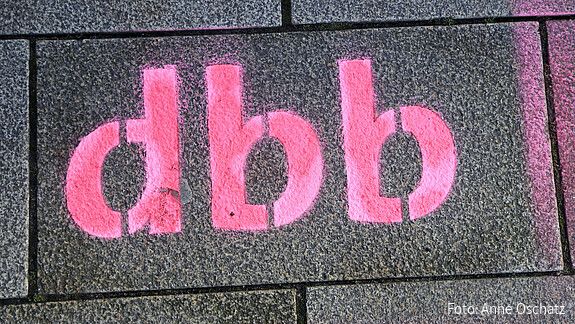 dbb-Schriftzug - dbb beamtenbund und tarifunion Das Foto zeigt den Schriftzug "dbb".