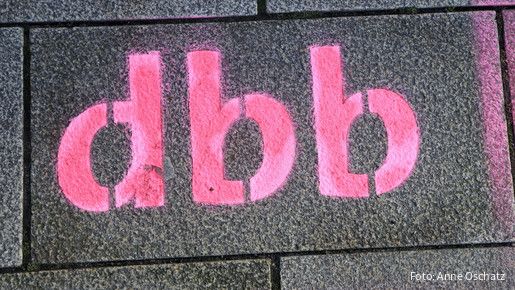 Das Foto zeigt den Schriftzug "dbb".