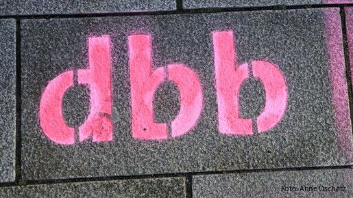 Das Foto zeigt den Schriftzug "dbb".