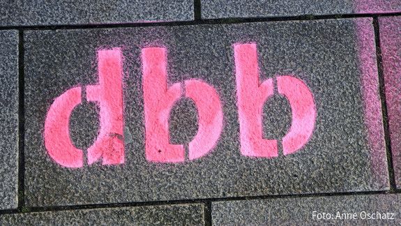 dbb-Schriftzug - dbb beamtenbund und tarifunion Das Foto zeigt den Schriftzug "dbb".