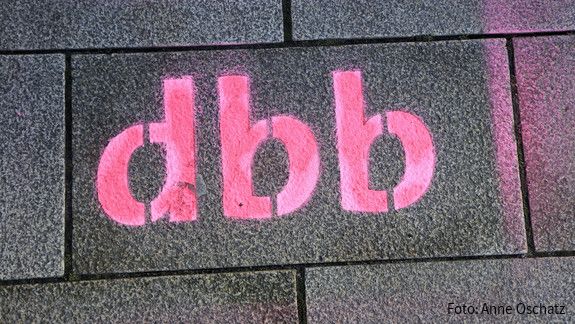 dbb-Schriftzug - dbb beamtenbund und tarifunion Das Foto zeigt den Schriftzug "dbb".