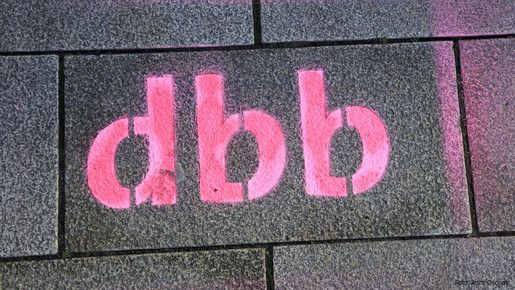 dbb-Schriftzug - dbb beamtenbund und tarifunion Das Foto zeigt den Schriftzug "dbb".