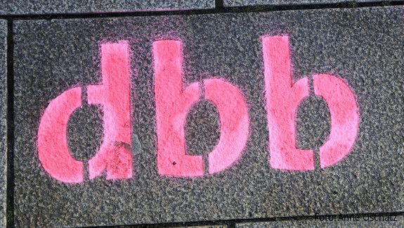 dbb-Schriftzug - dbb beamtenbund und tarifunion Das Foto zeigt den Schriftzug "dbb".
