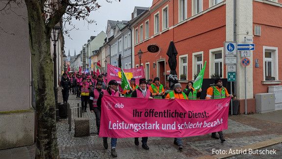 Arbeitsniederlegungen im Fränkischen: Kein offener Bauhof in Hof Zu sehen ist die Demonstration zur EKR 2025 in Hof.