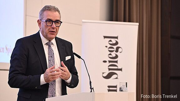 Bessere Gesetze bedeuten weniger Bürokratie Das Foto zeigt Andreas Hemsing, dbb-Vize, am Rednerpult.