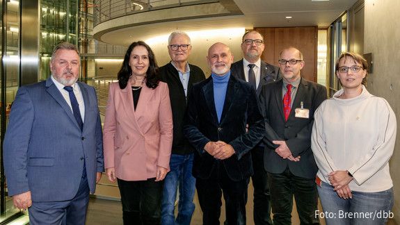 Volker Geyer (mitte) und die Vertreter der dbb Justizgewerkschaften haben bei Elisabeth Winkelmeier-Becker (zweite von links) ihre Argumente platziert. Volker Geyer (mitte) und die Vertreter der dbb Justizgewerkschaften haben bei Elisabeth Winkelmeier-Becker (zweite von links) ihre Argumente platziert.