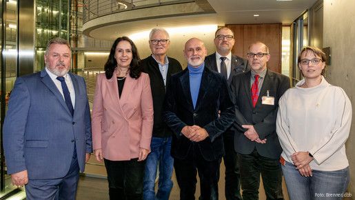 Volker Geyer (mitte) und die Vertreter der dbb Justizgewerkschaften haben bei Elisabeth Winkelmeier-Becker (zweite von links) ihre Argumente platziert. Volker Geyer (mitte) und die Vertreter der dbb Justizgewerkschaften haben bei Elisabeth Winkelmeier-Becker (zweite von links) ihre Argumente platziert.