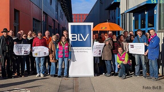 Einkommensrunde der Länder: Berufliche Bildung ist ein Standortfaktor Das Foto zeigt demonstrierende Berufsschullehrkräfte.