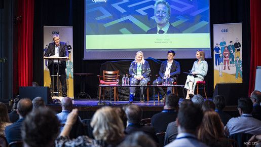 Panellisten der CESI Summer Days sitzen auf der Bühne