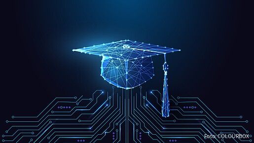Das Bild zeigt ein digitales, leuchtendes Symbol eines Doktor- oder Absolventenhuts, das durch Netzlinien und Schaltkreise mit Technologie und künstlicher Intelligenz verknüpft ist.