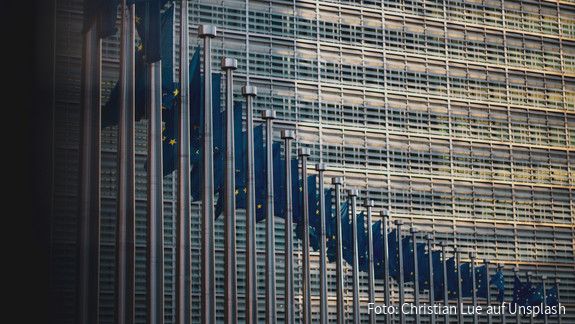 Die Europäischen Flagge ist vor der Europäischen Kommission gehisst