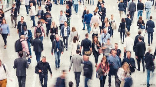 Bild auf eine Menschenmenge, die hektisch in verschiedene Richtungen laufen