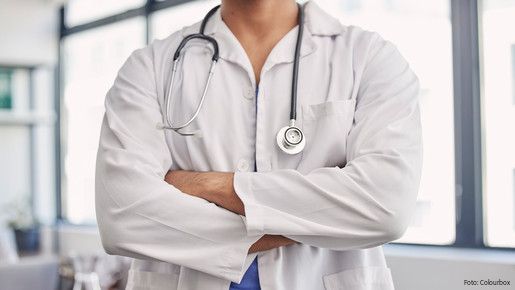 Kern der Krankenhausreform bilden die Umstellung des Finanzierungssystems und der Umbau der Krankenhauslandschaft.  healthcare, arms, crossed, medical, man, hands, doctor, hospital, professional, wellness, hand, health, care, surgery, leader, medicine, arm, arms crossed, consulting, leadership, clinic, profession, innovation, trust, expert, medic, consult, people, work, healthy, worker, science, job, support, collaboration, lab, help, doctors, insurance, uniform, confidence, career, research, consultant, stethoscope, check, coat, surgeon, results, checkup