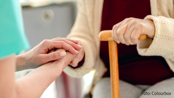 Pflege: Fachkräftemangel nicht durch Niveauabsenkung lösen elderly, care, nursing, home, caregiver, aged, old, woman, visit, nurse, treatment, adult, patient, senior, age, help, female, generation, granny, indoors, love, mature, older, pensive, pensioner, respect, honor, relax, handle, support, healthcare, elder, guidance, caucasian, appointment, check, nanny, retirement, together, leisure, life, lady, retired, aging, service, social, hand