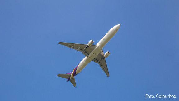 Arbeitgeberin muss Verantwortung übernehmen – Beschäftigte verdienen endlich Tarifschutz! Zu sehen ist ein Flugzeug am Himmel