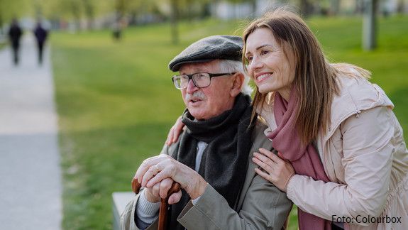 dbb begrüßt gemeinsamen Jahresbetrag für pflegende Angehörige Das Foto zeigt einen glücken Senior mit seiner Tochter im Park.