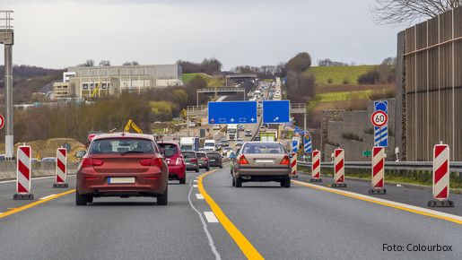 Finanzierungsstopp bei der Autobahn GmbH Zu sehen sind Autos auf einer Autobahn, rechts und links am Fahrbahnrand stehen Baustellen-Barken.