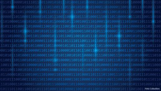 Das Foto ist ein Symbolbild für Digitalisierung und zeigt Nullen und Einsen auf blauem Hintergrund.
