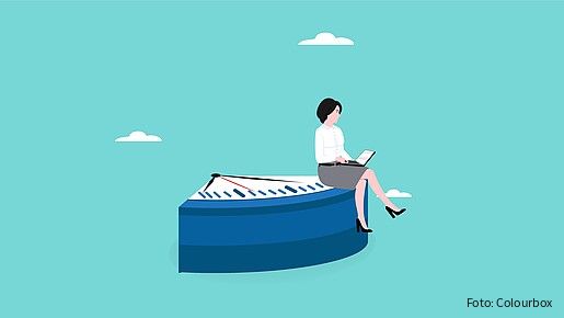 Das Foto ist eine Grafik: Eine Frau sitzt auf dem Viertel einer Uhr, was symbolisiert, dass sie in Teilzeit arbeitet. Sie arbeitet am Laptop.